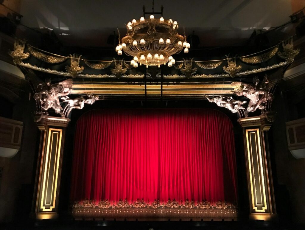 Broadway curtain